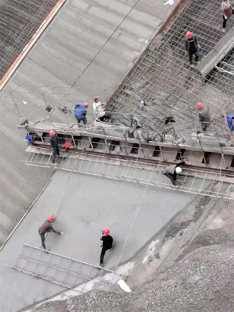 簡易型單副護坡滑模機在水庫大壩,壩體面板的混凝土滑模施工